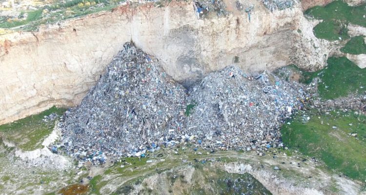 ‘Mount Trashmore’: Palestinians dump truckloads of waste on Israeli land