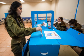 An Israeli soldier votes