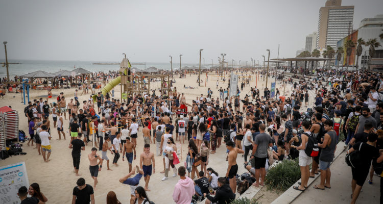 Israelis flocked to beaches, parks on election day