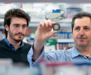 Prof. Yaakov Nahmias and Aaron Cohen with organ-on-chip