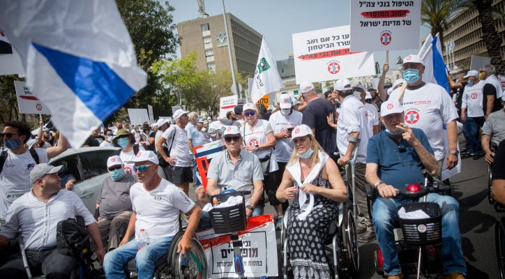 Netanyahu meets disabled IDF veterans as protests surge