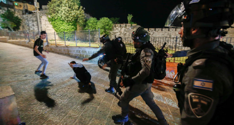 Israel arrests 17 more rioters as Arab-Jewish clashes in Jerusalem continue