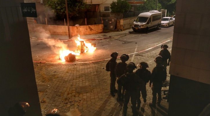 Riots in Lod despite curfew, Arabs and Jews fight in the streets