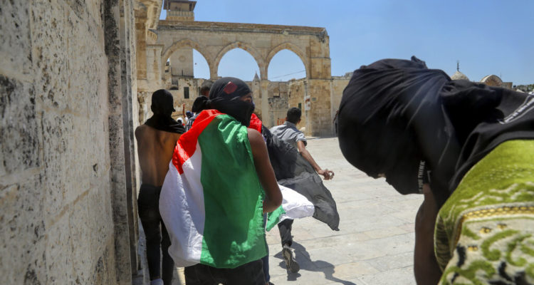 Palestinian Arabs riot on Temple Mount, attack police