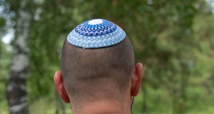 Jordanian guards bar religious Jews from entering country, throw kippah into trash can