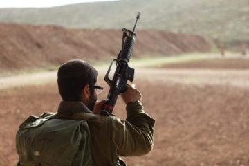 An IDF soldier during a shooting exercise at the Peles Military Base, in the Northern Jordan valley (Yaakov Naumi/Flash90)