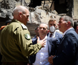 German Foreign Minister Heiko Maas (center) and then Israeli Foreign Minister Gabi Ashkenazi (right) at the site where a missile fired by Palestinian militants in Gaza hit a residential building in the central Israeli town of Petach Tikva on May 20. (Avshalom Sassoni/FLASH90)