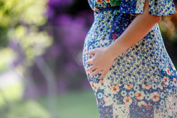Surrogate,Pregnant,Woman,With,Big,Belly,In,A,Floral,Dress