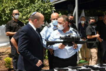 Prime Minister Naftali Bennett and Israel Police Commissioner Kobi Shabtai inspect an illegal weapon seized in 'Operation Sword Strike' (Photo: Amos Ben-Gershom/GPO)