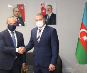 Israeli Tourism Minister Yoel Razvozov (R) and Azerbaijani Minister of Economy Mikayil Jabbarov