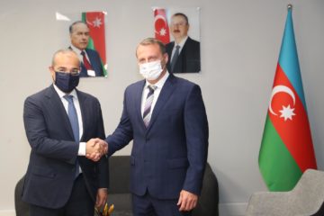 Israeli Tourism Minister Yoel Razvozov (R) and Azerbaijani Minister of Economy Mikayil Jabbarov