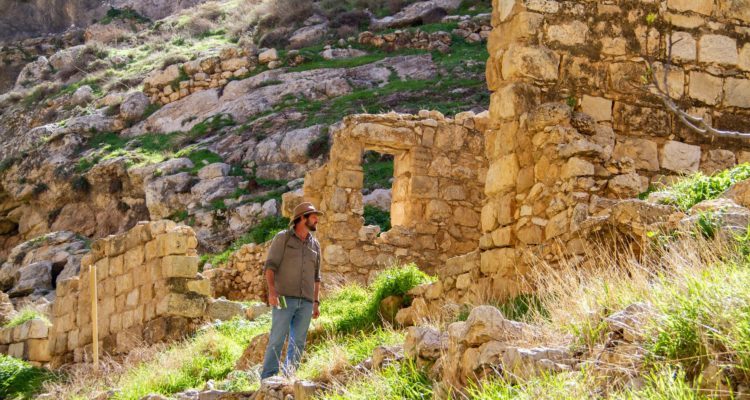 Israeli tour guide undertaking epic hike to reconnect tourists with Israel