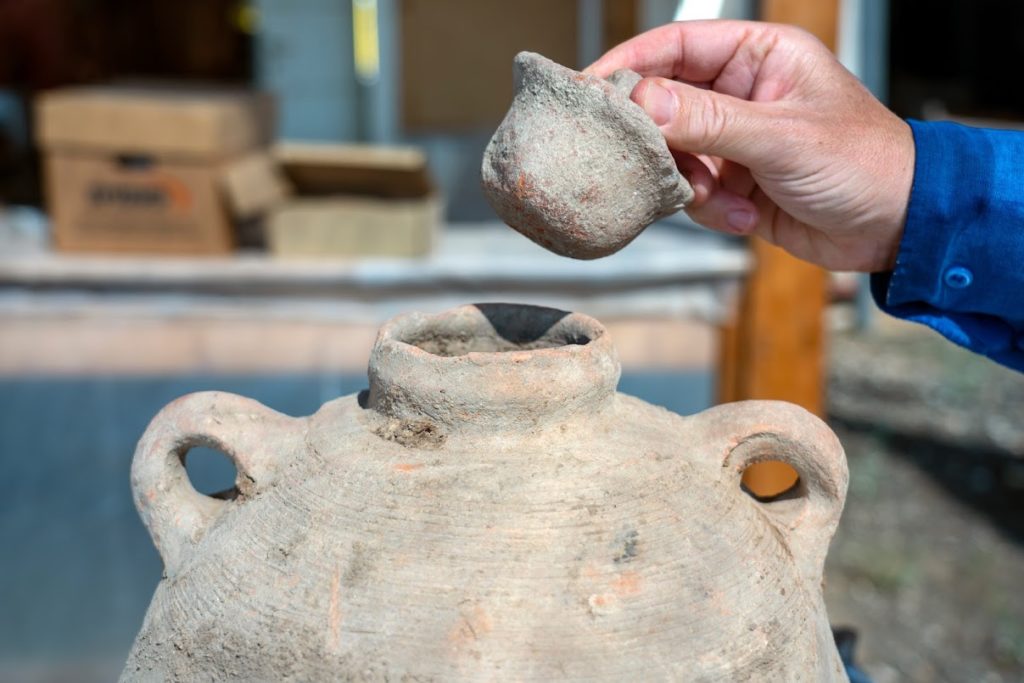Gaza jar and lid discovered in the excavation. Photo by Yaniv Berman, Israel Antiquities Authority 