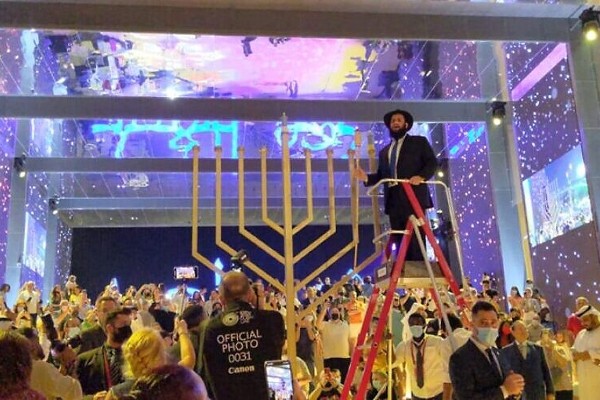 UAE rabbi lights menorah at Israeli pavilion in Dubai