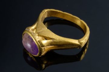 Ancient gold ring found in Yavne (Credit: Dafna Gazit, Israel Antiquities Authority)