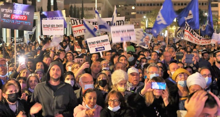 Tens of thousands march in Tel Aviv against ‘Bennett-Abbas’ govt.