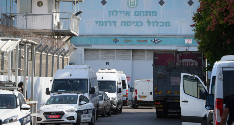 Israeli guard stabbed by Hamas inmate at Nafha Prison