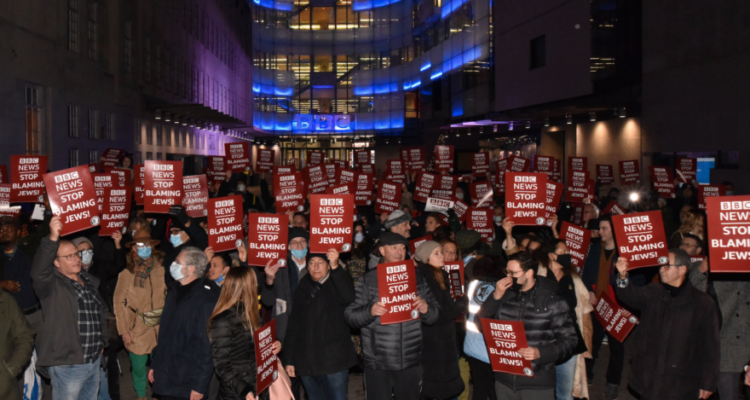 Hundreds rally against anti-Jewish coverage by BBC following bus incident