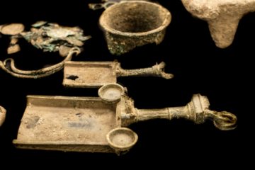 Ancient Roman artifacts. (Photo: Yoli Schwartz, Israel Antiquities Authority.)