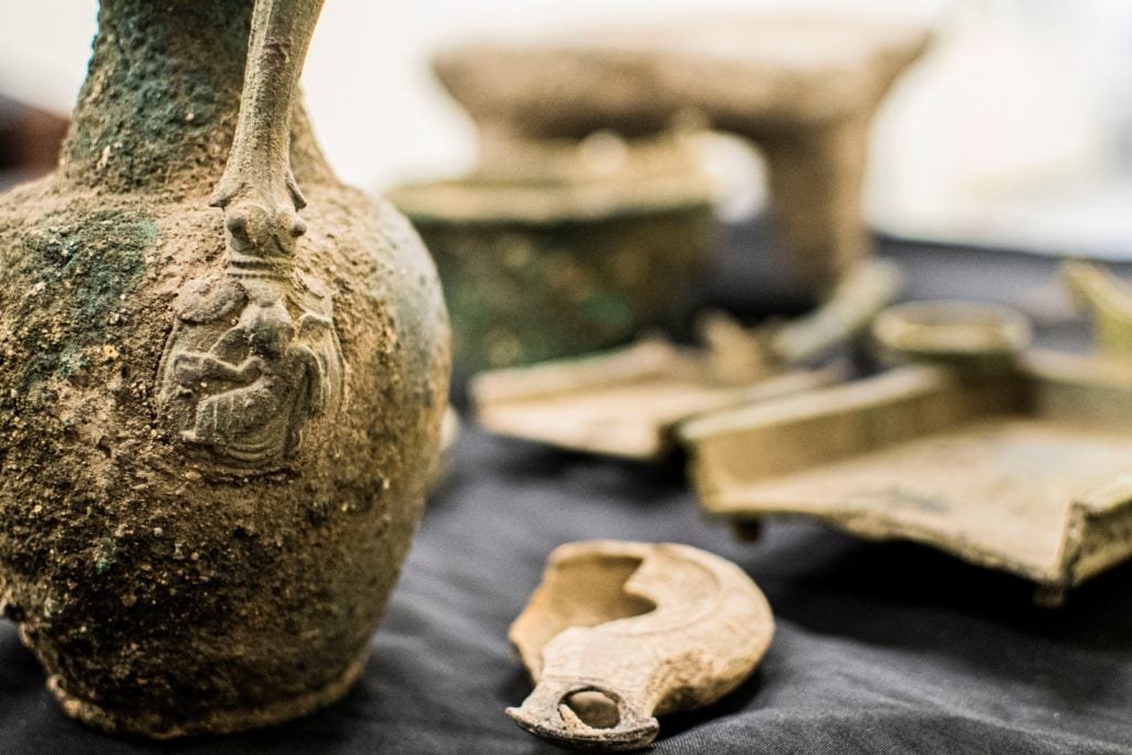 Bronze jug for serving wine. (Photo: Yoli Schwartz, Israel Antiquities Authority.) 