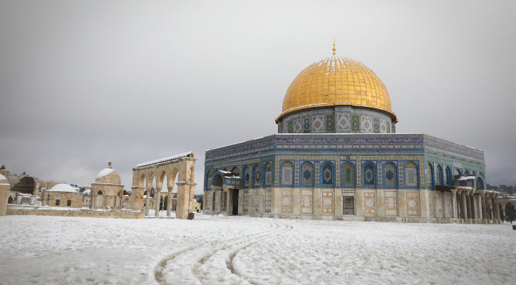 Jews ascend snowy Temple Mount for priestly blessing