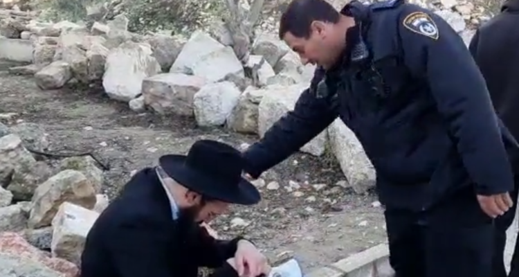 Jewish man forbidden from bending his head on Temple Mount