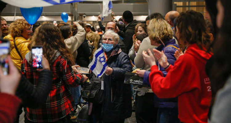 IDF deploying troops to help with Ukrainian refugees