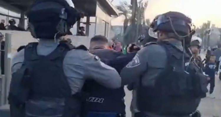 Four policemen, young girl hurt in Damascus Gate rioting