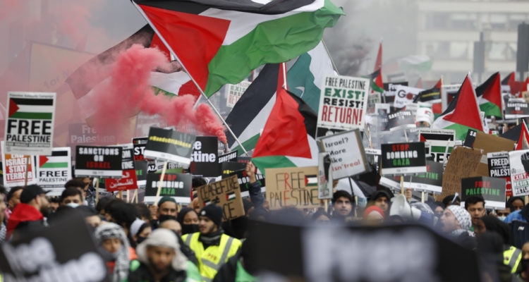 Jews threatened with death at UK rallies, police do nothing
