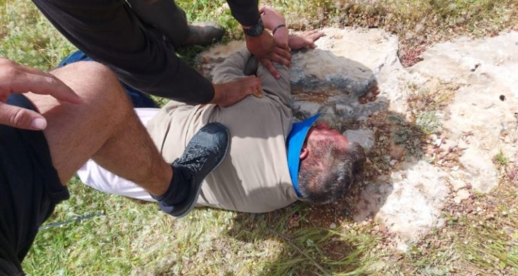 ‘Mentally ill’ Arab attacks Jew in Samaria, subdued by bystander