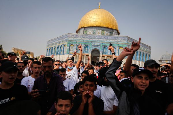 Palestinians riot on Temple Mount on last Friday of Ramadan