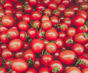 Group,Of,Fresh,Red,Cherry,Tomatoes,At,Market