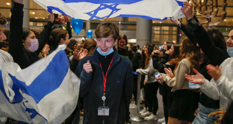 Peak year for Aliyah: 42,000 immigrants will celebrate first Independence Day in Israel
