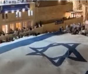 Israeli flag unfurled Western Wall