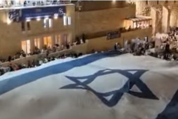 Israeli flag unfurled Western Wall