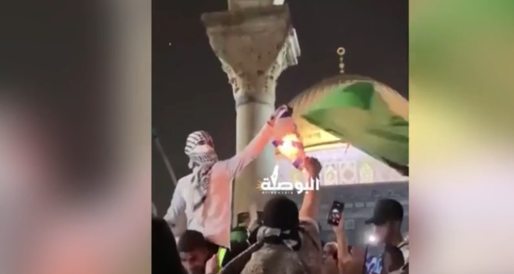 Mob cheers as Israeli flag set ablaze on Temple Mount
