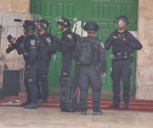 Police lock rioters in Al Aqsa mosque