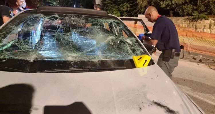 Cops assaulted by Arab mob in Jerusalem, barely escape lynch