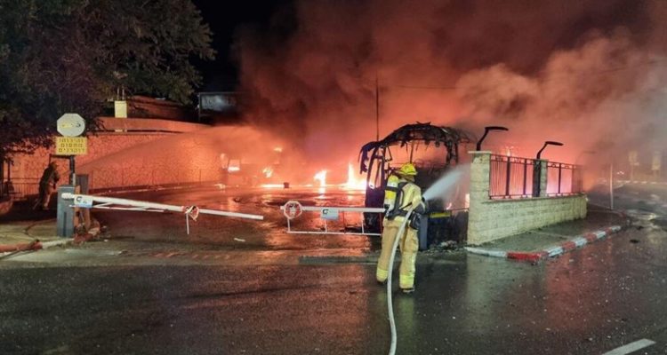 18 buses torched in Tzfat – Arab gang suspected
