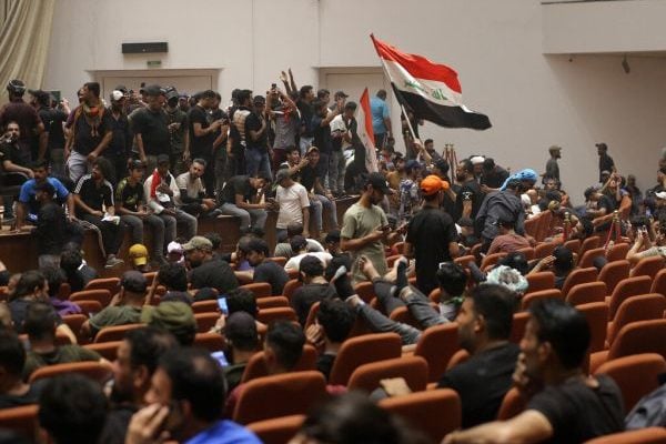 Iraqi protesters storm parliament to block pro-Iran government