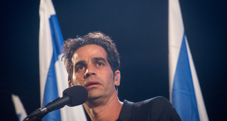 Israeli singer changes tune, apologizes for slamming religious ‘settlers’