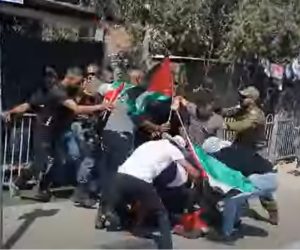 Jerusalem Arabs attack flag bearing Israelis