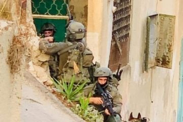 IDF soldiers arrest raid