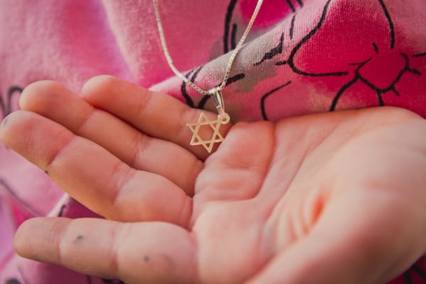 Kuwaiti government forces shop to close for selling Star of David necklaces
