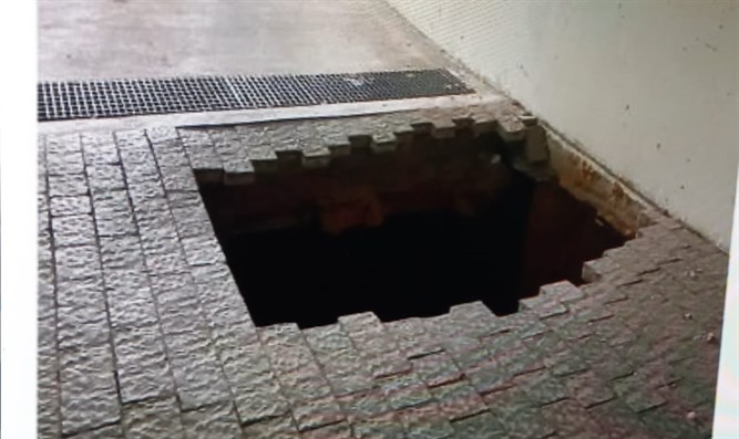 Sinkhole forces evacuation of apartment buildings in central Israel