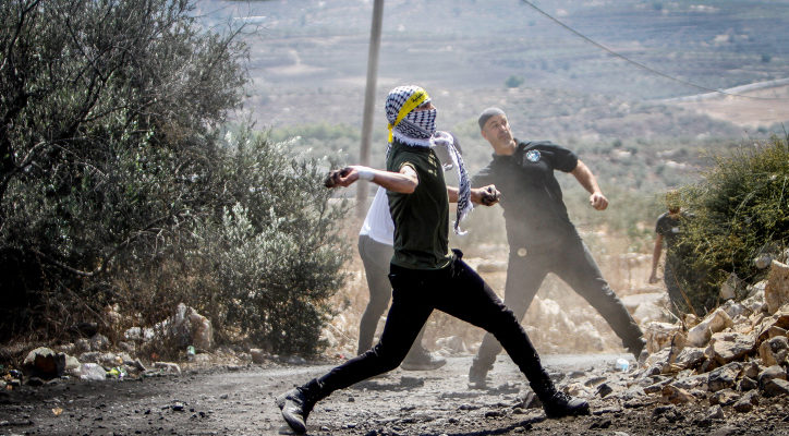 IDF opens fire on Arab stone-throwers attacking Jewish cars, killing one