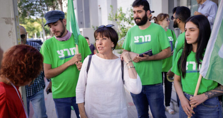 Man wearing Meretz party T-shirt rubs tefillin on crotch, police investigating