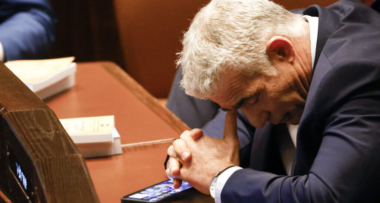 Sore loser? Lapid refuses handshake with Netanyahu as new government sworn in