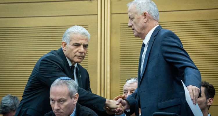 Emergency gov’t on the way? Gantz, Lapid negotiating with Netanyahu