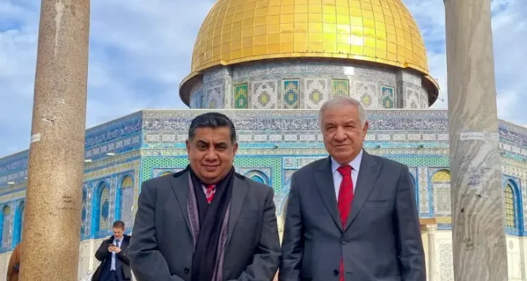 British envoy visits Temple Mount, backs Waqf control of the holy site
